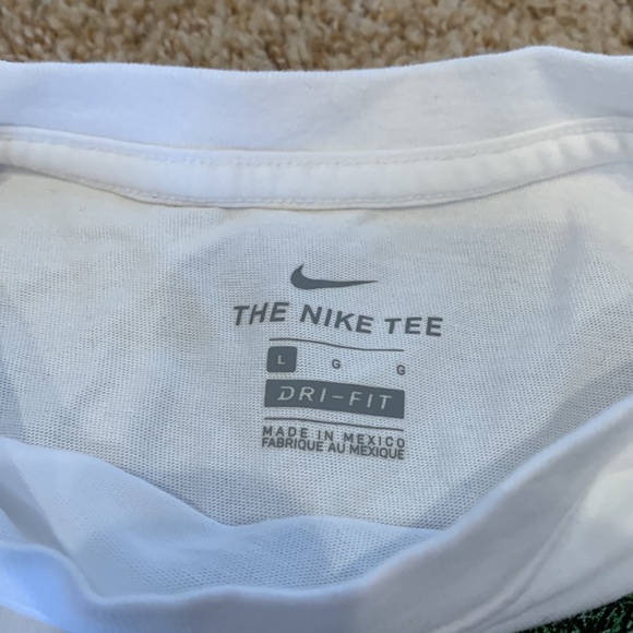 NIKE Dri-Fit Tee Shirt. Kids size L - Picture 3 of 4